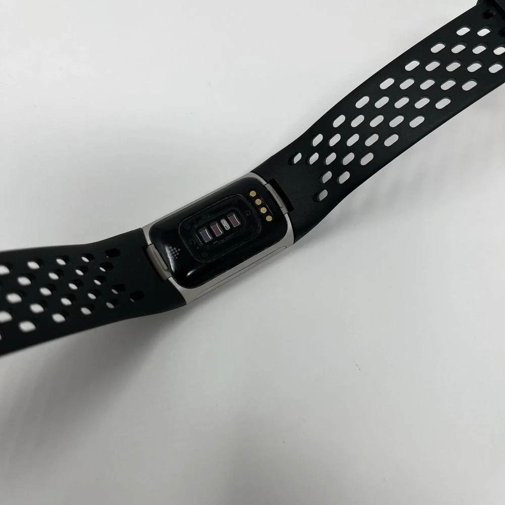 Fitbit Charge 5 Silver/Black (FB421) - FOR PARTS - Black Screen Issue / Boots